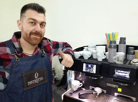 Αυτός είναι ο "Μπόγλας" που χαρίζει τρόφιμα και πολύ αγάπη στους κατοίκους του Έβρου και όχι μόνο.